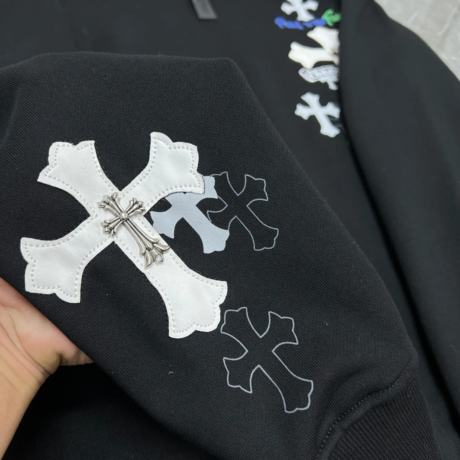 P246 Chrome Hearts Autumn and Winter 2025 Available simultaneously at counters Cross Sanskrit patchwork leather overlapping metal round neck sweatshirt Heavy hand-cut patch embroidery process➕Tajima machine embroidery➕Handmade willows Improved customized version 1:1 high gram weight original fabric Recommended color: black white Size: S, M, L, XL